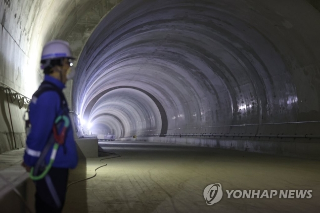 지난해 12월 29일 오후 서울 강남구 수서역에서 삼성-동탄 광역급행철도(GTX-A) 터널 공사 현장이 공개되고 있다. [사진 = 연합뉴스]