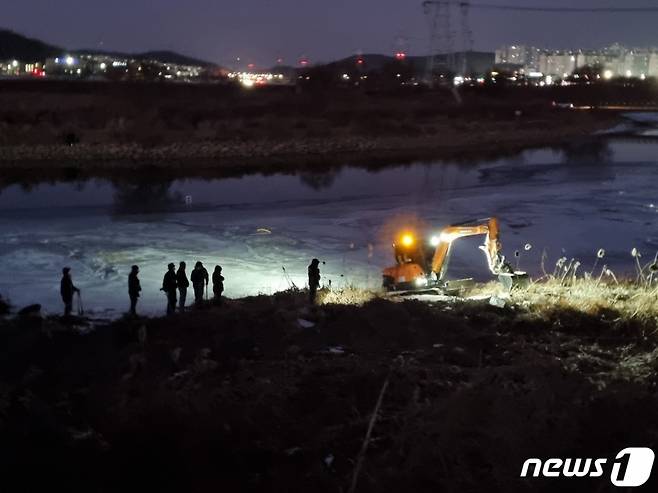 (파주=뉴스1) 양희문 기자 = 동거녀와 택시기사를 살해한 혐의로 구속된 이기영(31)을 조사 중인 경찰이 3일 오후 경기 파주시 공릉천변에서 중장비를 동원해 수색 작업을 벌이고 있다. 이기영은 동거녀 시신을 강가에 유기했다고 주장했으나 검찰 송치 하루 전인 이날 "교각 근처에 시신을 묻었다"고 진술을 번복했다. 2023.1.3/뉴스1  Copyright (C) 뉴스1. All rights reserved. 무단 전재 및 재배포 금지.