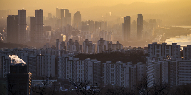 부동산 시장 ‘안개’ 걷힐까 : 정부가 주택 시장 경착륙을 막기 위해 서울 강남 3구와 용산구를 제외한 수도권 제반 지역의 부동산 규제를 해제한다. 사진은 3일 오전 남산에서 바라본 서울 시내 아파트 모습.   뉴시스