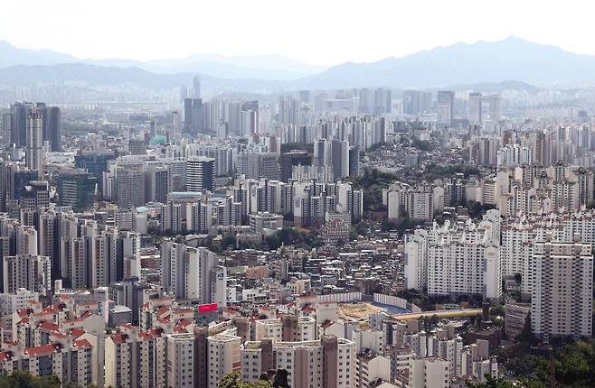 서울 인왕산에서 바라본 시내 아파트와 주택가 모습. [연합]