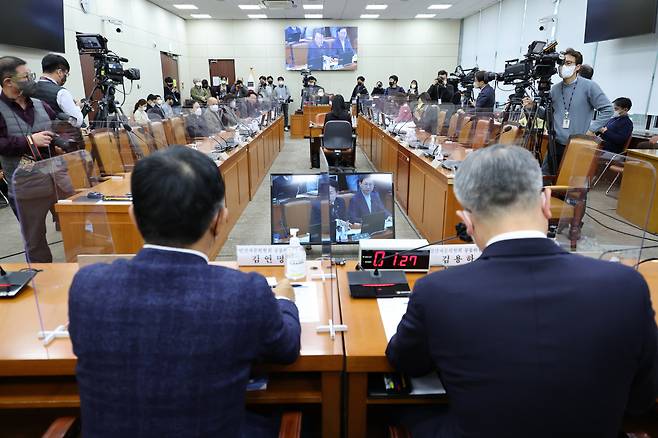 김용하(오른쪽)·김연명 민간자문위원회 공동위원장이 3일 오후 국회에서 열린 연금개혁특별위원회 전체회의에 참석하고 있다. [연합]