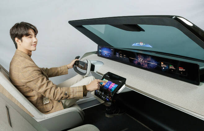 LG디스플레이 모델이 차량용 P-OLED로 구성된 디지털 콕핏을 소개하는 모습. LG디스플레이 제공