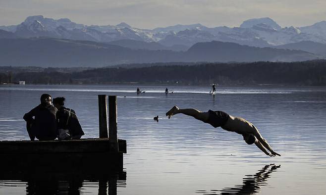 지난 1일(현지시간) 스위스 취리히 근처의 호수에서 한 사람이 다이빙을 하고 있다. AP연합뉴스