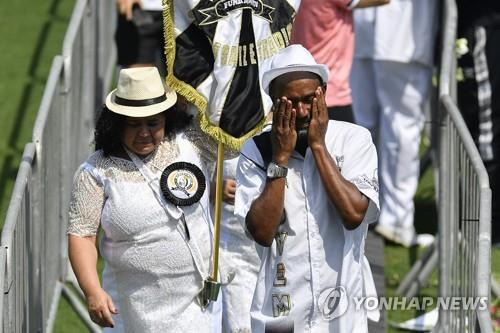 '축구황제'의 마지막 모습을 지켜보려 몰려든 축구 팬들 (산투스[브라질 상파울루주] AP=연합뉴스) 축구황제 펠레의 시신이 안치된 브라질 산투스의 빌라 베우미루 축구장에서 2일(현지시간) 한 축구 팬이 조문 순서를 기다리던 중 흘러내리는 눈물을 닦으며 슬퍼하고 있다. 2023.1.3.