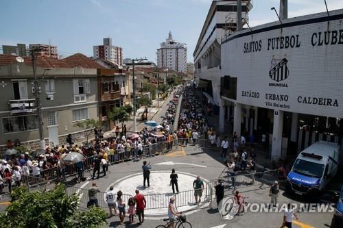 빌라 베우미루 축구장 밖에까지 길게 늘어선 조문객 (산투스[브라질 상파울루주] AFP=연합뉴스) 축구황제 펠레의 시신이 안치된 산투스 빌라 베우미루 축구경 밖에 2일(현지시간) 조문객들의 발길이 이어지고 있다. 2023.1.3