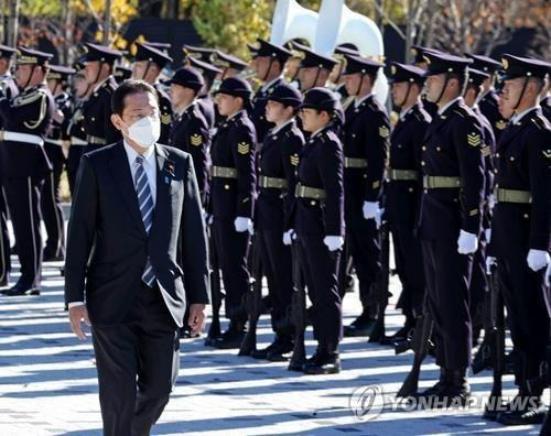 육상자위대 사열하는 기시다 일본 총리 [교도 연합뉴스 자료사진, 재판매 및 DB 금지]