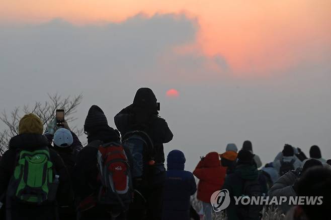 새해 해돋이 바라보는 시민들 (광주=연합뉴스) 조남수 기자 = 2023년 새해 첫날인 1일 광주 무등산 장불재에 오른 시민들이 계묘년(癸卯年) 첫 해맞이를 하고 있다. 2023.1.1 iso64@yna.co.kr