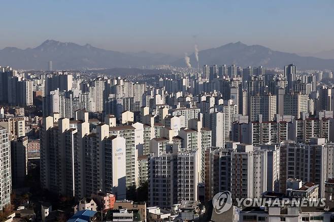 강남3구·용산 빼고 부동산 규제지역 다 푼다 (서울=연합뉴스) 박동주 기자 = 정부가 주택 시장 경착륙을 막기 위해 규제지역을 대거 해제한다. 서울 강남 3구와 용산구를 제외하고 모든 지역이 규제지역에 풀릴 전망이다. 
    사진은 3일 서울 성북구 등 강북지역 아파트 단지의 모습. 2023.1.3 pdj6635@yna.co.kr