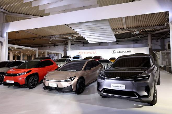 일본 도요타 전기차량이 전시돼 있다. (사진=AFP)