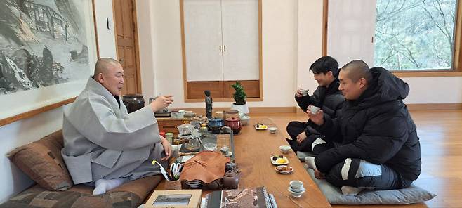 그룹 방탄소년단 리더 RM이 음악 프로듀서 강산과 함께 지난해 12월 29일 전남 구례군 마산면 화엄사를 찾아 주지 덕문 스님과 차담하고 있다.(사진=화엄사)