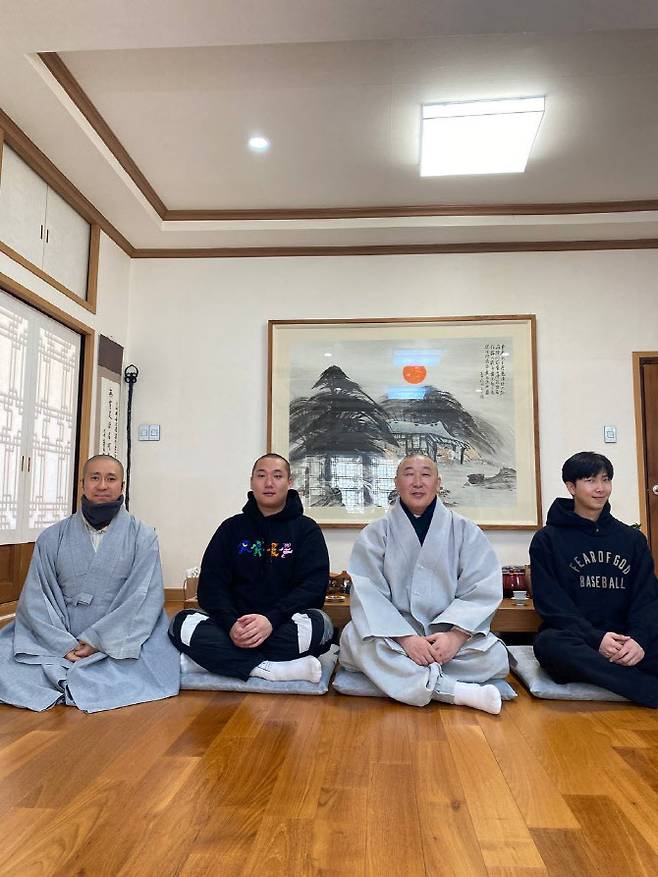 그룹 방탄소년단 리더 RM(오른쪽)이 음악 프로듀서 강산(오른쪽 세 번째)과 함께 지난해 12월 29일 전남 구례군 마산면 화엄사를 찾아 주지 덕문 스님(오른쪽 두 번째), 우견 스님과 기념사진을 찍고 있다.(사진=화엄사)