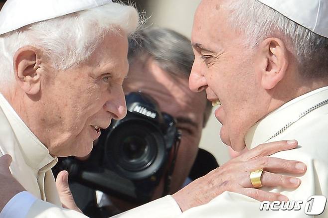 베네딕토 16세 전 교황이 지난 2014년 9월 28일 바티칸 성 베드로 광장에서 프란치스코 교황의 환영을 받고 있다. 2013년 교황직을 자진 사임한 베네딕토 16세는 31일 (현지시간) 95세를 일기로 선종했다. ⓒ AFP=뉴스1 ⓒ News1 우동명 기자