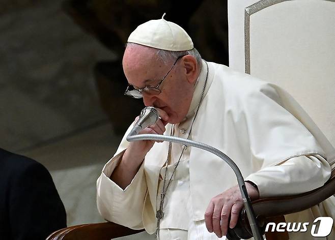 28일(현지시간) 바티칸 바오로 6세 홀에서 열린 '수요 일반 알현'에서 프란치스코 교황이 신자들을 만나고 있다. 프란치스코 교황은 이날 알현에서 자신의 전임인 베네딕토 16세 전 교황에 대해 "매우 아프다＂며 ＂그를 위해 기도하고 있다＂고 밝혔다. 2022.12.28. ⓒ AFP=뉴스1 ⓒ News1 김성식 기자