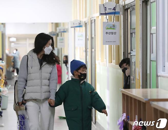 4일 오후 서울 마포구 염리초등학교에서 열린 '2023년 초등학교 예비소집'에서 예비 신입생과 학부모가 1학년 교실을 살펴보고 있다. 2023.1.4/뉴스1 ⓒ News1 송원영 기자