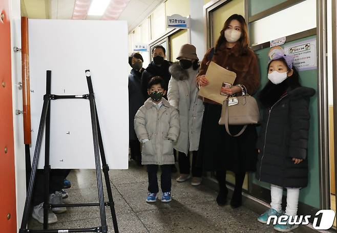 4일 오후 서울 마포구 염리초등학교에서 열린 '2023년 초등학교 예비소집'에서 예비 신입생과 학부모가 신입생 예비소집 접수를 위해 줄을 서고 있다. 2023.1.4/뉴스1 ⓒ News1 송원영 기자