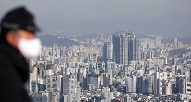 서울 중구 남산에서 바라본 서울 도심의 아파트 단지 모습. /뉴스1