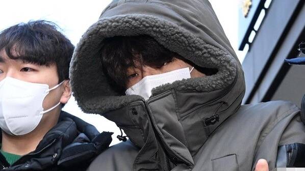 4일 오전 경기도 고양시 일산동부경찰서에서 동거녀와 택시 기사를 살해한 혐의로 구속된 이기영(31)이 검찰로 이송되고 있다. 사진=연합뉴스