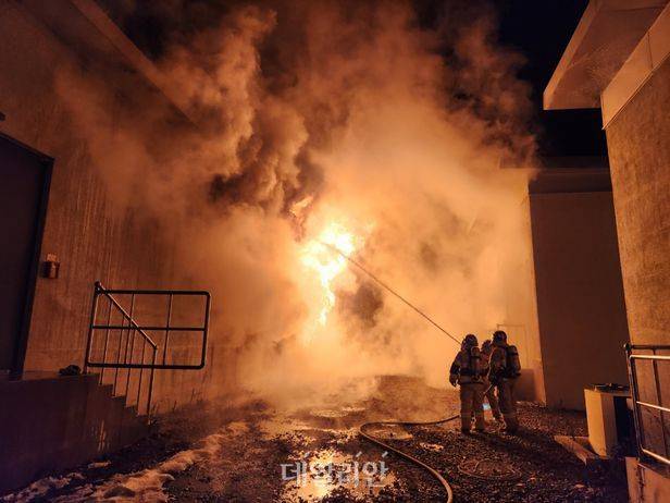 27일 오후 4시28분쯤 전남 영암군 금정면 연소리 한 태양광 발전소 ESS(에너지저장시스템)에서 화재가 발생, 소방당국이 진화 작업을 하고 있다. ⓒ영암소방서