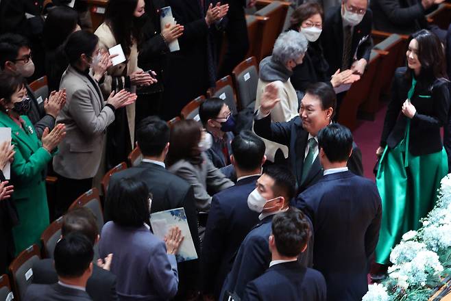 윤석열 대통령과 김건희 여사가 4일 오후 서울 서초구 예술의전당에서 열린 국민과 함께 여는 새해, 2023 신년음악회에 입장하며 인사하고 있다. 연합뉴스