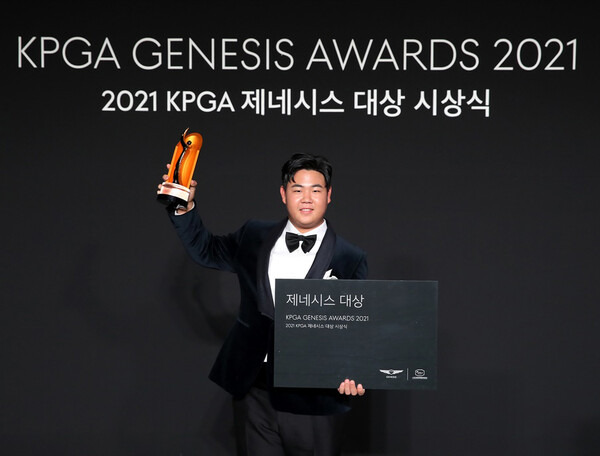 미국프로골프(PGA) 투어의 인기스타 김주형 프로. 사진은 2021년 한국프로골프(KPGA) 코리안투어에서 제네시스 대상을 수상했을 때 모습이다. 사진제공=KPGA