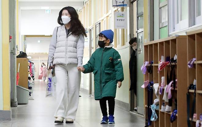 4일 오후 서울 마포구 염리초등학교 예비소집에 참석한 예비 초등학생과 학부모들이 교실을 살펴보고 있다. 김경호 선임기자 jijae@hani.co.kr