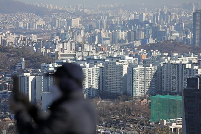 3일 서울 중구 남산에서 바라본 서울 도심의 아파트 단지 모습. 뉴스1