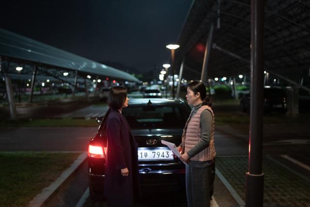 '더 글로리'에서 학교폭력 피해자인 동은(왼쪽, 송혜교)과 가정폭력 피해자인 현남(염혜란)은 서로의 복수를 돕는다. 넷플릭스 제공