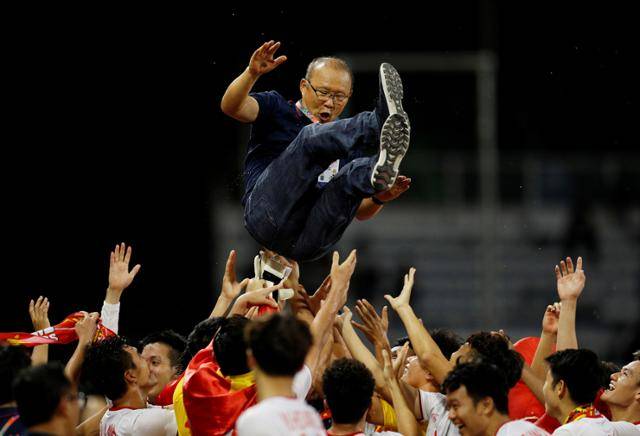 박항서 베트남 축구 국가대표팀 감독이 2019년 12월 필리핀 마닐라에서 열린 동남아시안게임에서 베트남을 60년 만에 우승으로 이끈 뒤 헹가래를 받고 있다. 마닐라=로이터 연합뉴스