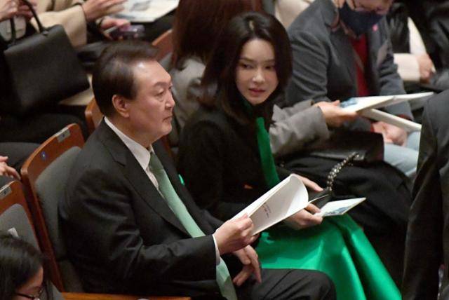 4일 서울 예술의전당에서 열린 신년음악회에 참석한 윤석열 대통령과 김건희 여사가 안내책자를 살펴보고 있다. 서재훈 기자