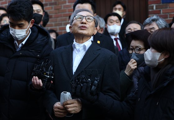 윤석열 대통령의 신년 특별사면으로 사면·복권된 이명박(MB) 전 대통령이 지난달 30일 오후 서울 논현동 자택에 도착해 대국민 메시지 발표하던 도중 하늘을 쳐다보고 있다.[연합뉴스]