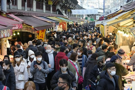 지난해 12월 28일 일본 도쿄 우에노에 있는 아메요코 재래시장이 관광객들로 붐비고 있다. EPA=연합뉴스