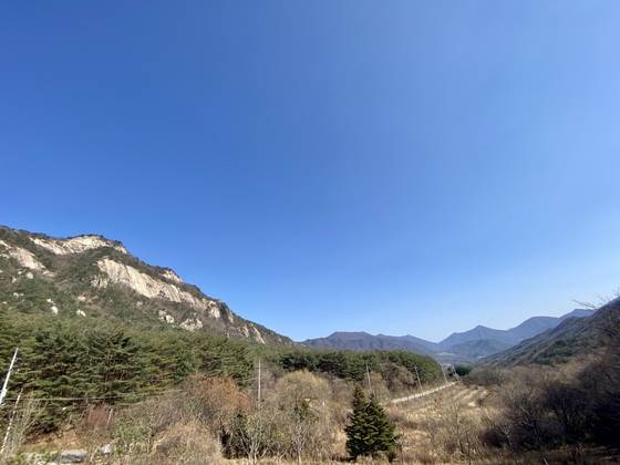 포암산을 끼고 경북 문경에서 충북 충주로 이어지는 하늘재 도로는 이곳 월악산 입구에서 끊어지고 도보로 고개를 넘어야 한다. 삼국시대부터 영남-충주를 잇는, 한국에서 가장 오래된 고개로 기록돼 있다. 김홍준 기자