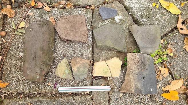 청와대 본관의 서남쪽이 위치한 “유물산포지 8 지역‘에서 수습된 기와 조각들. 고려와 조선시대 것으로 추정되는 기와가 섞여 있다. 문화재청 제공