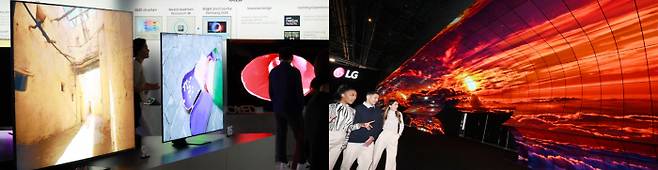 CES 2023 참여하는 삼성·LG전자…98형 TV와 초대형 미디어 조형물 세계 최대 전자전시회인 ‘CES 2023’ 미디어데이 첫날인 3일(현지시간) 미국 라스베이거스 시저스팰리스 호텔에서 열린 ‘삼성 퍼스트룩 2023’ 행사에서 올해 첫선을 보이는 98형 네오 QLED TV, 77형 OLED TV 등이 전시돼 있다(왼쪽 사진). ‘CES 2023’ LG전자 전시관 입구에서 관람객들이 올레드 플렉서블 사이니지 260장을 이어 붙인 초대형 조형물 ‘올레드 지평선’을 구경하고 있다. 연합뉴스·LG전자 제공