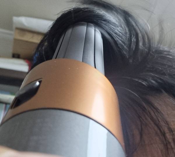 다이슨 에어랩 컴플리트에 배럴을 끼우고 짧은 머리카락에 볼륨을 주는 모습. 정옥재 기자