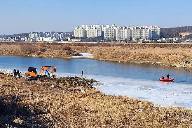 A search operation is underway at Gongneungcheon creek in Paju, Gyeonggi Province, on Wednesday. (Yonhap)