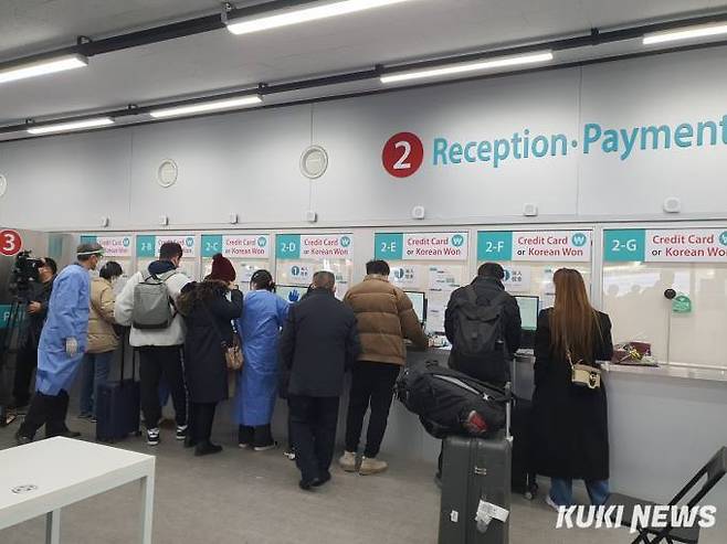 2일 오후 인천국제공항 제1터미널에 마련된 코로나바이러스감염증-19(코로나19) 검사센터 내부에서 중국발 입국자들이 PCR 검사 비용을 내고 있다. &nbsp; 사진=정진용 기자