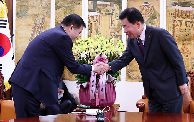 정무수석과 인사하는 김진표 국회의장
    (서울=연합뉴스) 백승렬 기자 = 김진표 국회의장이 4일 오후 윤석열 대통령의 신년 축하난을 가지고 국회 의장실을 방문한 이진복 정무수석과 인사하고 있다. 2023.1.4
    srbaek@yna.co.kr
(끝)


<저작권자(c) 연합뉴스, 무단 전재-재배포 금지>