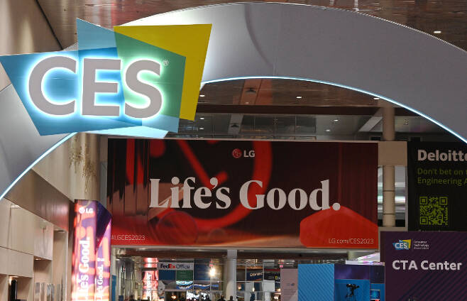 LG전자가 오는 5일(현지시각)부터 미국 라스베이거스에서 열리는 CES 2023에 참석한다. 사진은 라스베이거스 컨벤션 센터에 설치된 LG전자 광고판. /사진=LG전자 제공
