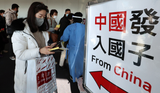 중국발 입국자에 대한 코로나19 검사 의무화가 시작된 지난 2일 인천국제공항 입국장에서 중국발 입국자에 대한 안내문이 걸려 있다. 뉴시스