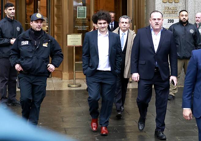 3일(현지시간) 뉴욕 남부연방지방법원을 나서고 있는 FTX 창업자 샘 뱅크먼-프리드의 모습. 이날 열린 기소 인정 여부 절차에서 뱅크먼-프리드는 자신에 대한 사기, 돈세탁 등의 혐의를 모두 부인했다. [UPI]