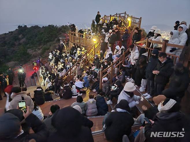 [제주=뉴시스] 오영재 기자 = 2023년 계묘년 첫 날인 1일 오전 제주 성산일출봉에서 주민과 관광객들이 일출을 기다리고 있다. 2023.01.01. oyj4343@newsis.com