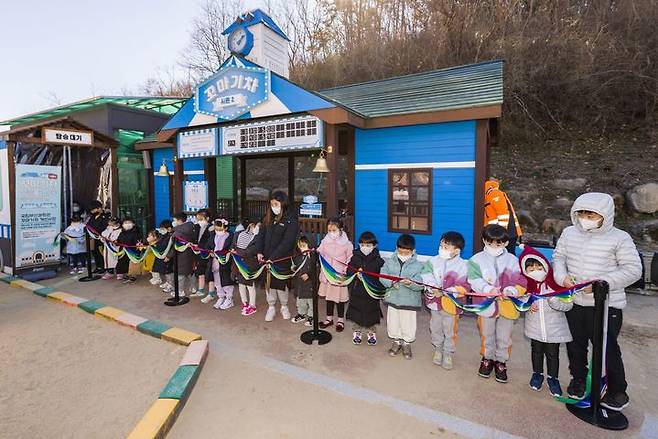 [부산=뉴시스] 부산과학관에 모인 어린이들이 지난 3일 꼬마기차 탑승 대기공간 앞에서 테이프 커팅식을 진행하고 있다. (사진=부산과학관 제공) *재판매 및 DB 금지