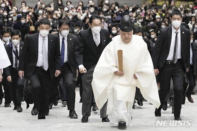 [이세=AP/뉴시스] 기시다 후미오(가운데) 일본 총리가 4일 일본 중부 이세의 이세 신궁을 방문하고 있다. 일본은 현직 총리가 이세신궁을 찾아 새해 참배를 하는 것이 관례다. 이세신궁은 일본 왕실의 조상신 격인 아마테라스 오미카미를 모신 곳으로 일본 보수 세력의 성지로 불린다. 2023.01.04.