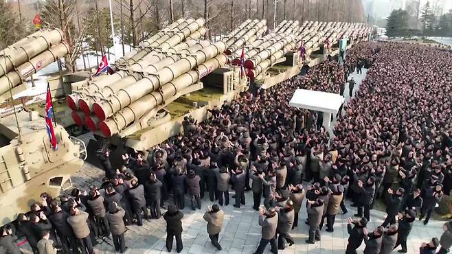 [서울=뉴시스] 김정은 북한 국무위원장이 600mm 초대형 방사포 증정식에 참석했다고 조선중앙TV가 1일 보도했다. (사진=조선중앙TV 캡처) 2023.01.01. photo@newsis.com *재판매 및 DB 금지