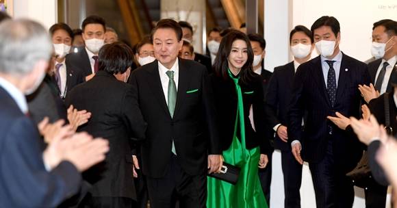 4일 서울 예술의전당에서 열린 2023 문화예술인 신년인사회에 참석한 윤석열 대통령과 김건희 여사가 행사장으로 들어서고 있다.  2023.1.4 대통령실사진기자단 (서울신문 박지환)