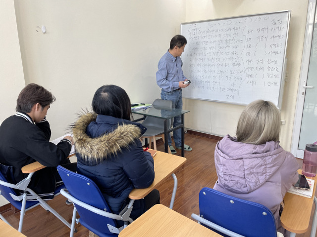 서석용 한국이민사회전문가협회 하노이 지사장이 지난달 18일 베트남 하노이에서 한국 유학을 준비하는 학생들에게 한국어를 가르치고 있다. 협회는 베트남 학생들의 유학 준비를 돕기 위해 한국어 및 문화 교육 등 다양한 프로그램을 실시하고 있다. 하노이=박신원 기자