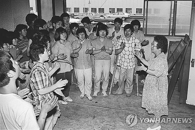 1987년 7월 노조원들이 경비경찰을 기습, 청계노조 사무실을 탈취하자 이소선이 달려와 노조원을 격려하는 모습 [연합뉴스 자료사진]