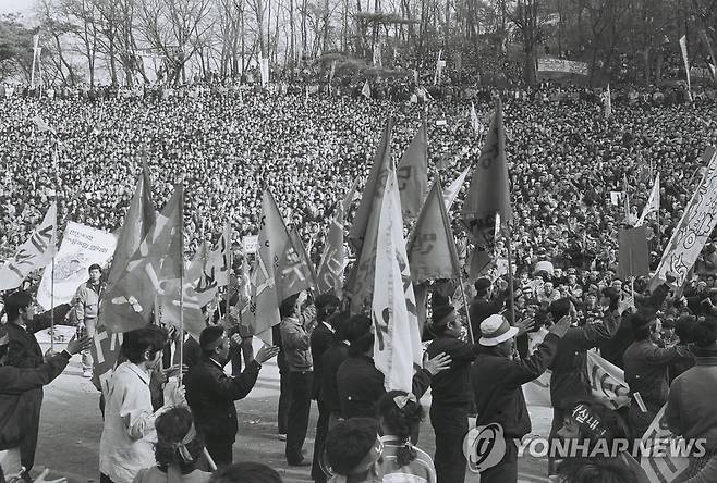 1988년 11월13일 전태일 기념일에 연세대에서 열린 노동자대회 [연합뉴스 자료사진]