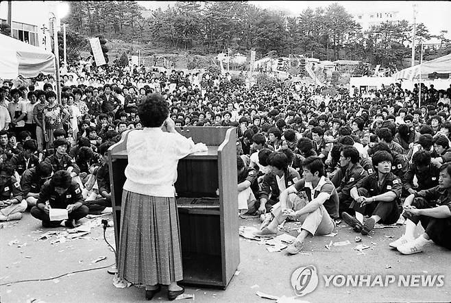 2001년 이석규 열사 장례위원장 당시의 이소선 [연합뉴스 자료사진]